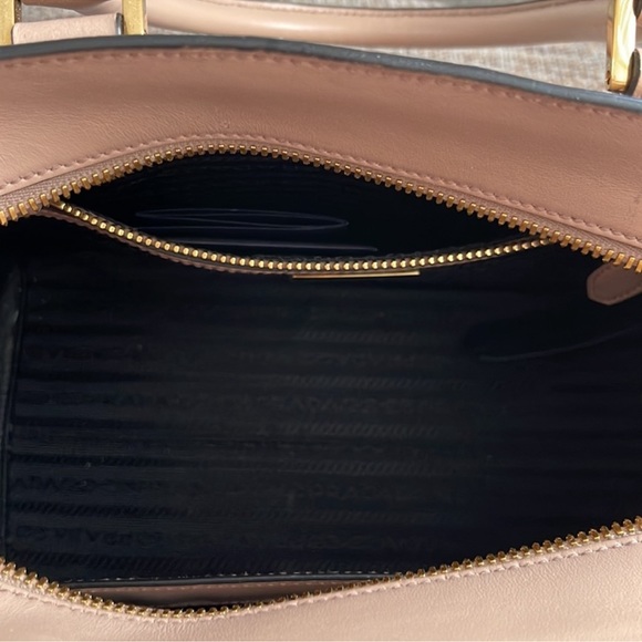Prada, Cipria colour. Medium size - Picture 2 of 3